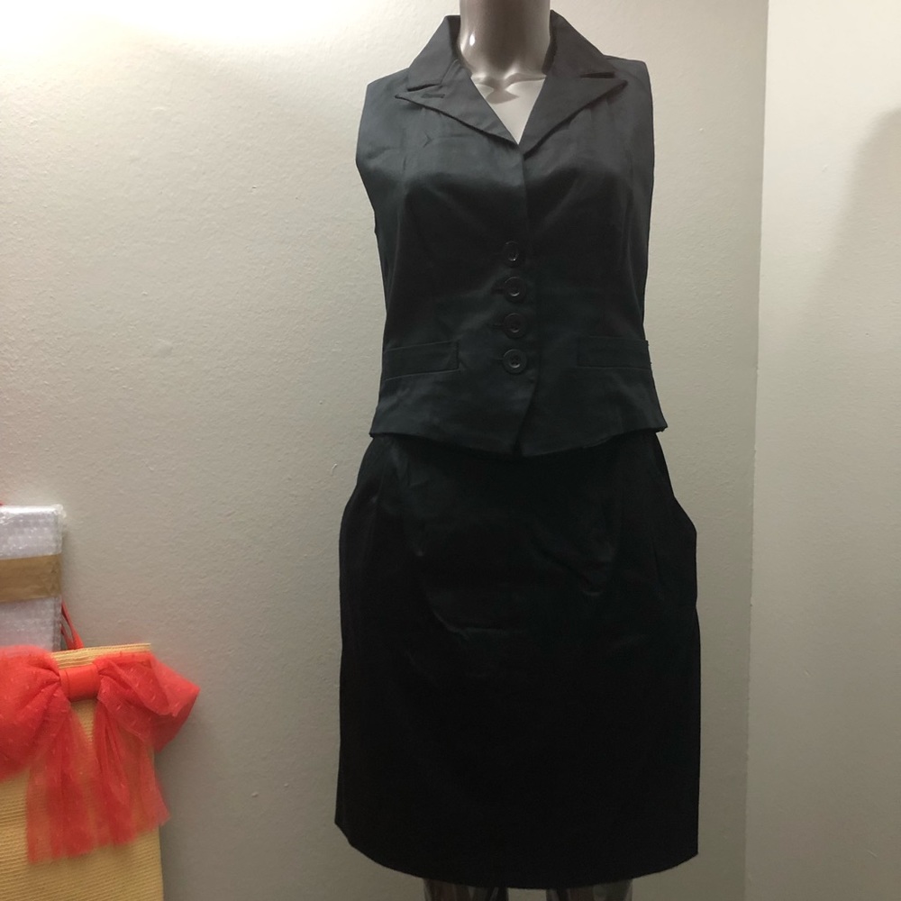 MJ) Black sleeveless button down shirt dress